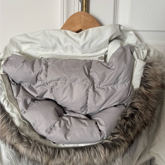 The North Face Women's White Ski Jacket - Picture 5 of 11